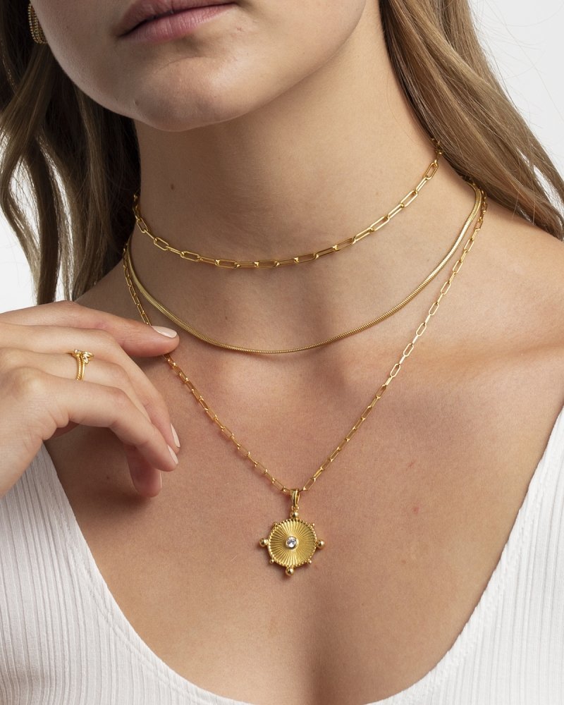 Medallion necklace - Gold necklaces - Trium Jewelry